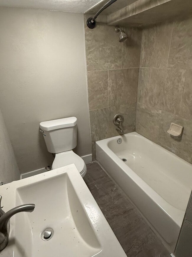 Building Photo - Beautifully remodeled home