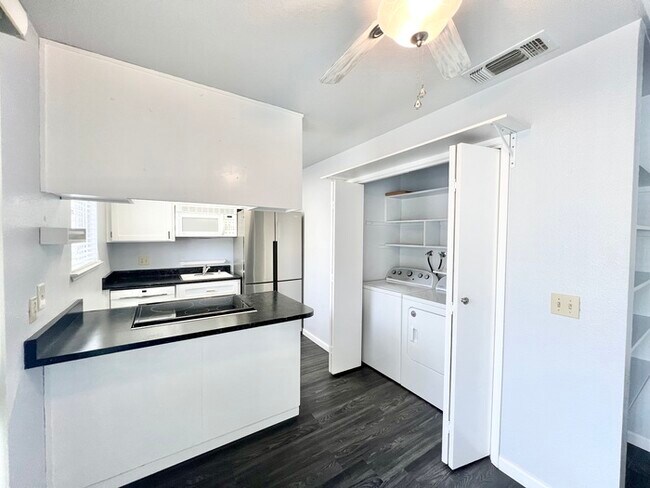 Building Photo - 1 Bedroom, 1 Bathroom Condo