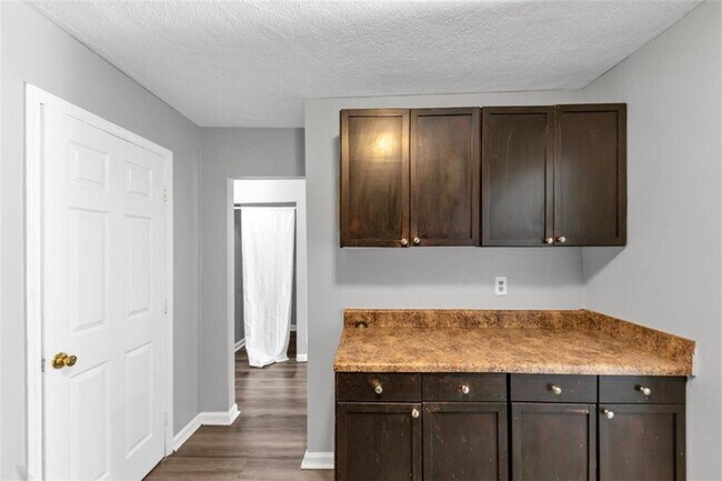 Building Photo - 3575 Oakvale Rd