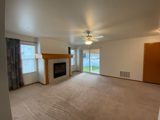 Building Photo - Large Dupont Home ~ Northwest Landing Comm...