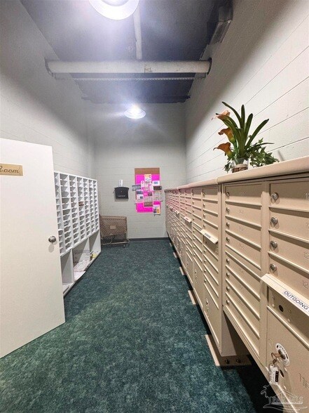 Building Photo - 825 Bayshore Dr