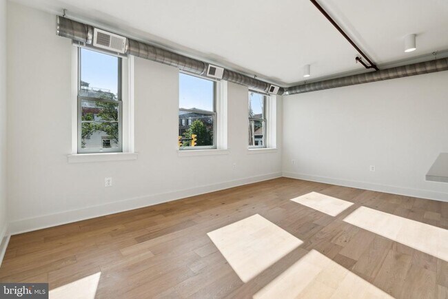 Building Photo - 901 King St