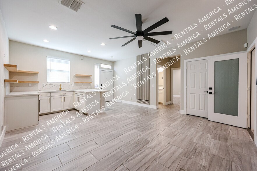 Building Photo - 7855 W Rock Springs Dr