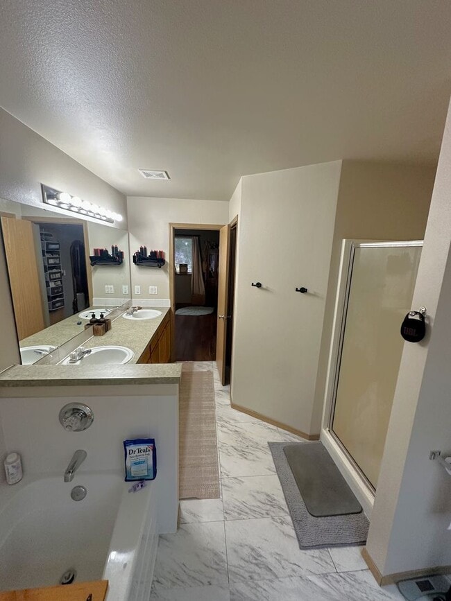 Building Photo - Beautiful 3BR / 2.5BA Near JBLM — Available December 23rd