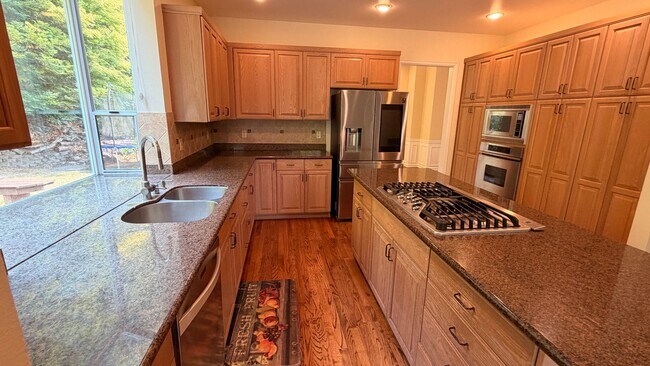 Building Photo - Beautiful Upgraded 4 Bedroom 2.75 Bath Home in Sammamish