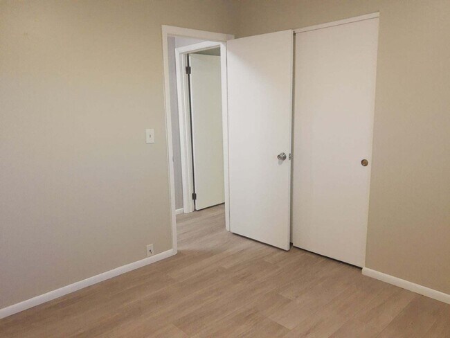 Building Photo - 140 Redbud Dr