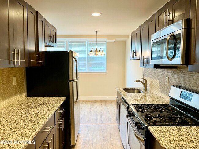 Primary Photo - 320 8th Ave