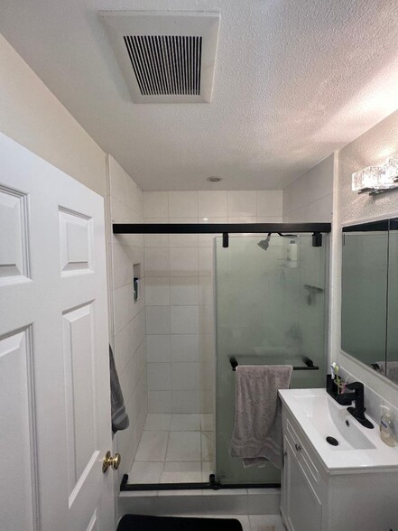 Upstairs bathroom - 1845 Anaheim Ave