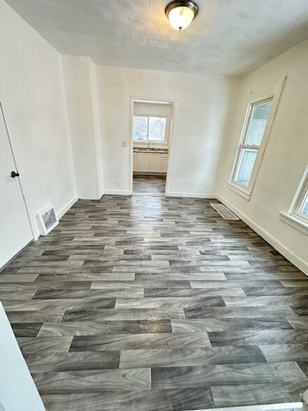 Building Photo - 703 W 18th St