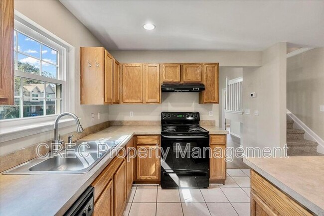 Building Photo - 7900 Shadow Oak Dr