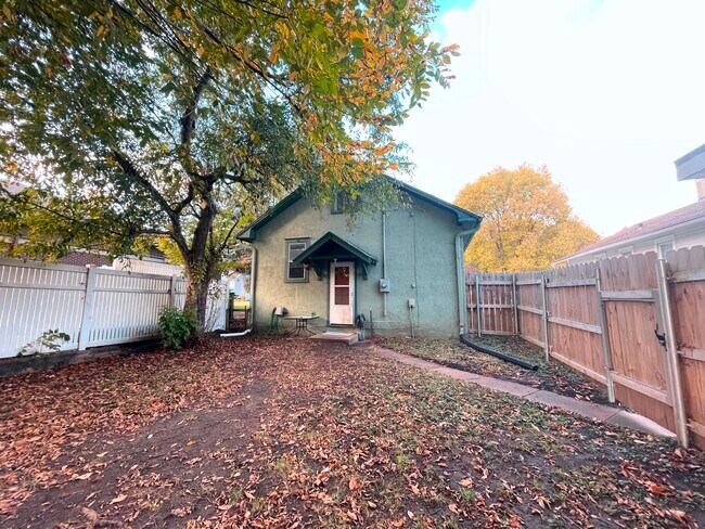 Building Photo - 1112 Lincoln Way