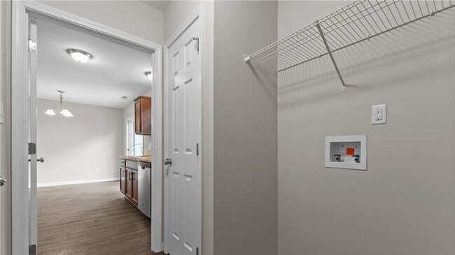 Building Photo - 1595 Rossmore Dr