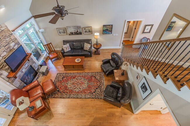 Building Photo - Fully Furnished Home!