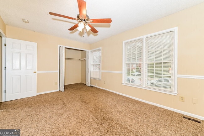 Building Photo - 700 Redland Dr