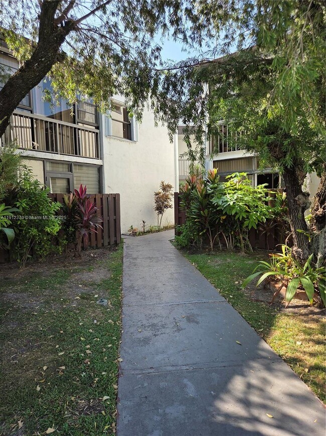 Building Photo - 9433 Fontainebleau Blvd