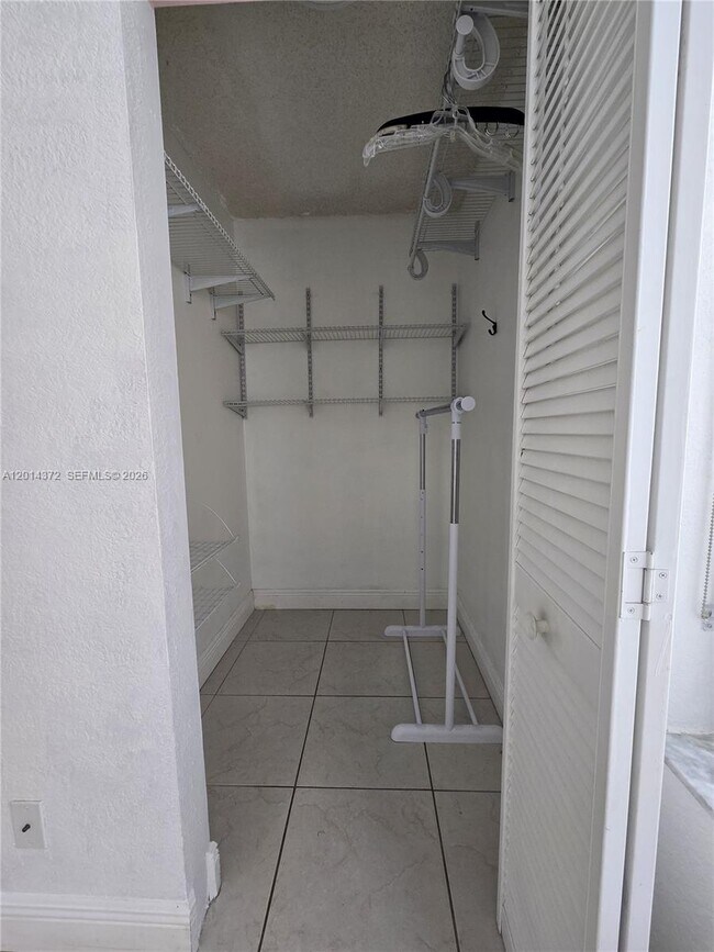 Building Photo - 1001 Coral Club Dr