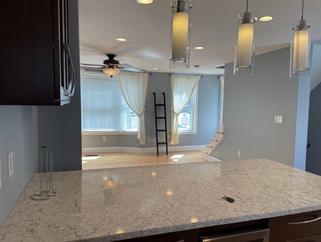 Building Photo - Spacious Townhouse - with parking!