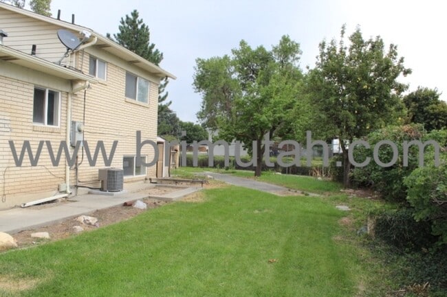 Building Photo - 602 Pioneer Ave