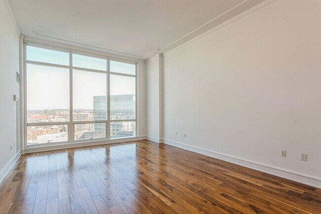 Building Photo - 5 Renaissance Square