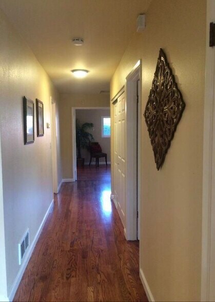 Building Photo - 238 S Park Victoria Dr