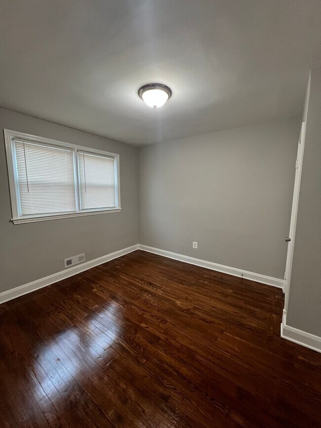 Building Photo - 2 Bedroom 1 Bathroom