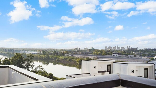 Building Photo - 910 Youngs Ln