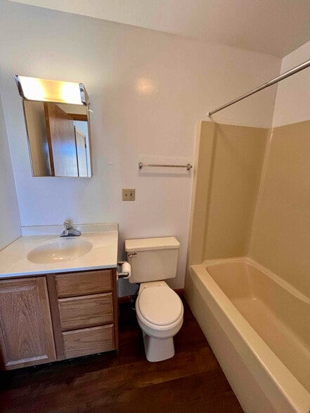 Building Photo - 104 High St