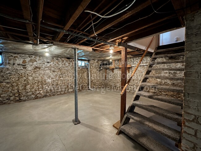 Building Photo - 409 Madison St