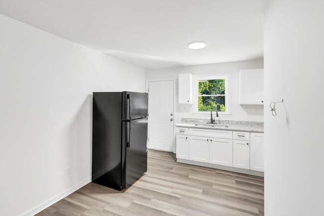 Building Photo - Newly Renovated 2 Bed/1 Bath Duplex 3 Mi t...