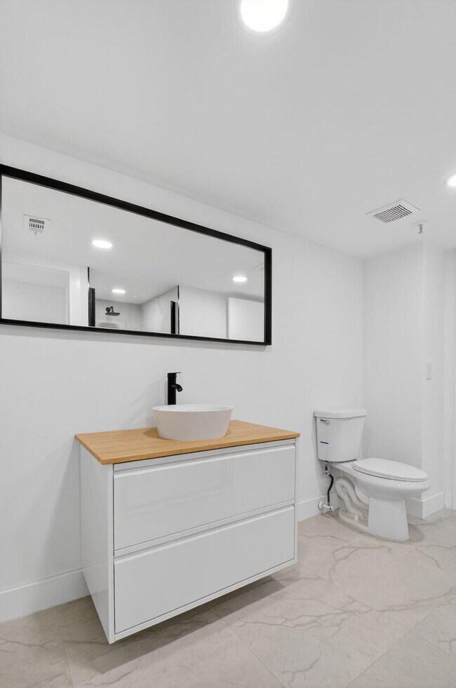 Building Photo - 14475 Strathmore Ln