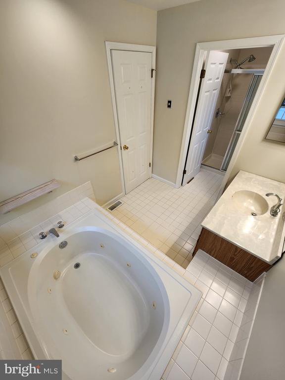 Building Photo - 12 Pondview Ct