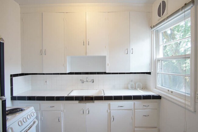 Building Photo - Charming NW 1-Bed Ready Late May!