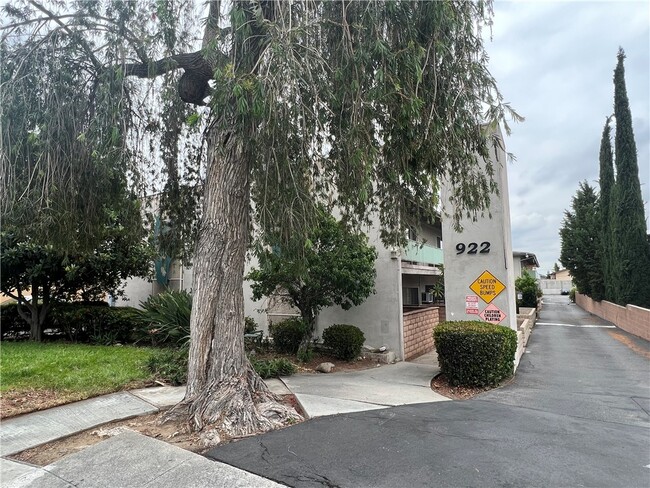 Building Photo - 922 W Duarte Rd