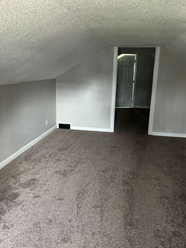 Building Photo - Updated 2/3 Bedroom Bedroom Austintown Home for Rent