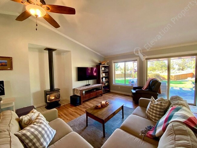 Building Photo - Coming Soon! UNFURNISHED and Updated Singl...