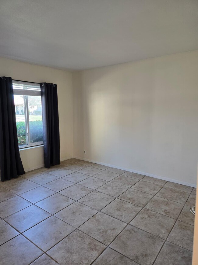 Building Photo - 82075 Country Club Dr