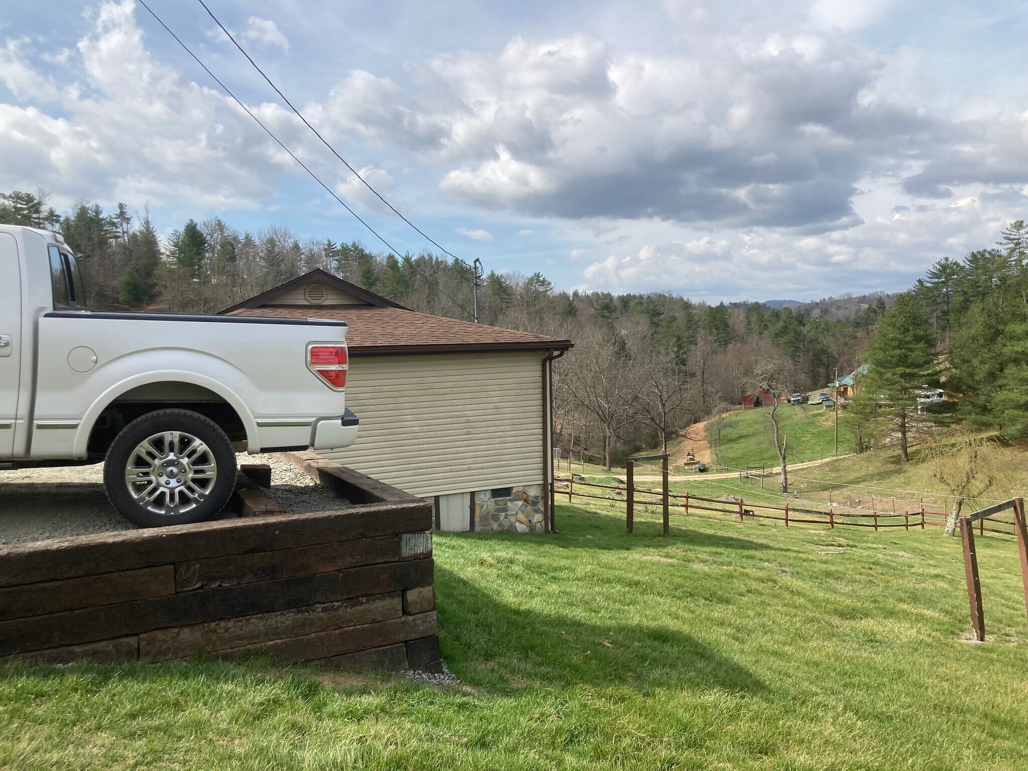 Parking area/side yard - 84 Chestnut Ln