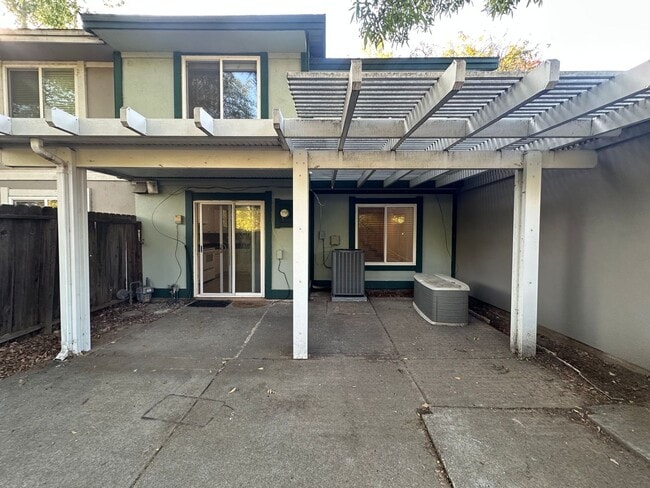 Building Photo - Updated 3 Bedroom Townhome in North Tahoe Park