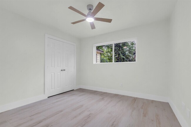 Building Photo - 1602 Pine Oak Dr