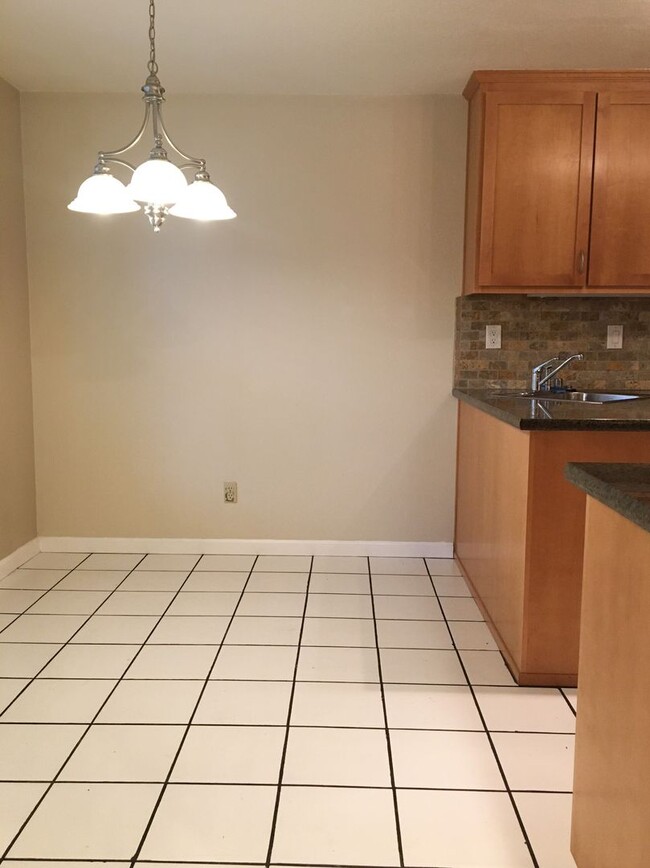 Building Photo - Charming 2 Bed 2 Bath Condo in Downtown Sa...