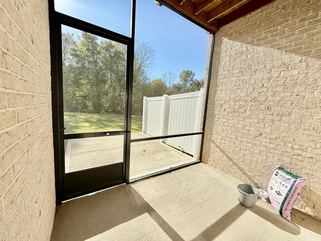 Building Photo - 127 Heathbrook Ln