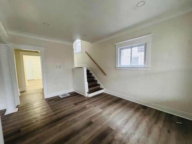 Building Photo - Charming 4-Bedroom Property in Prime Location