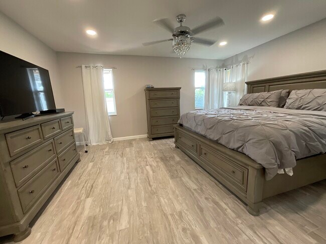 Building Photo - 5574 Royal Lake Cir