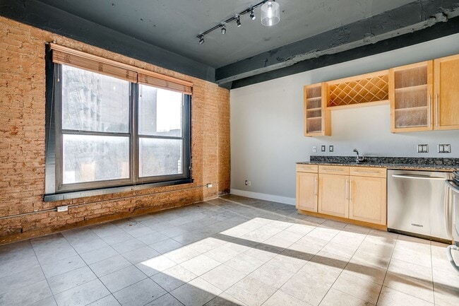 Building Photo - Beautiful 1 Bed- 1 Bath in Houston Place Lofts- Downtown Fort Worth- 76102