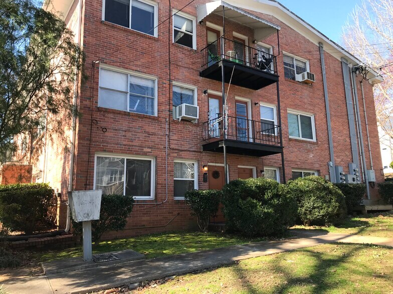 Building Photo - 1101 University Dr NE