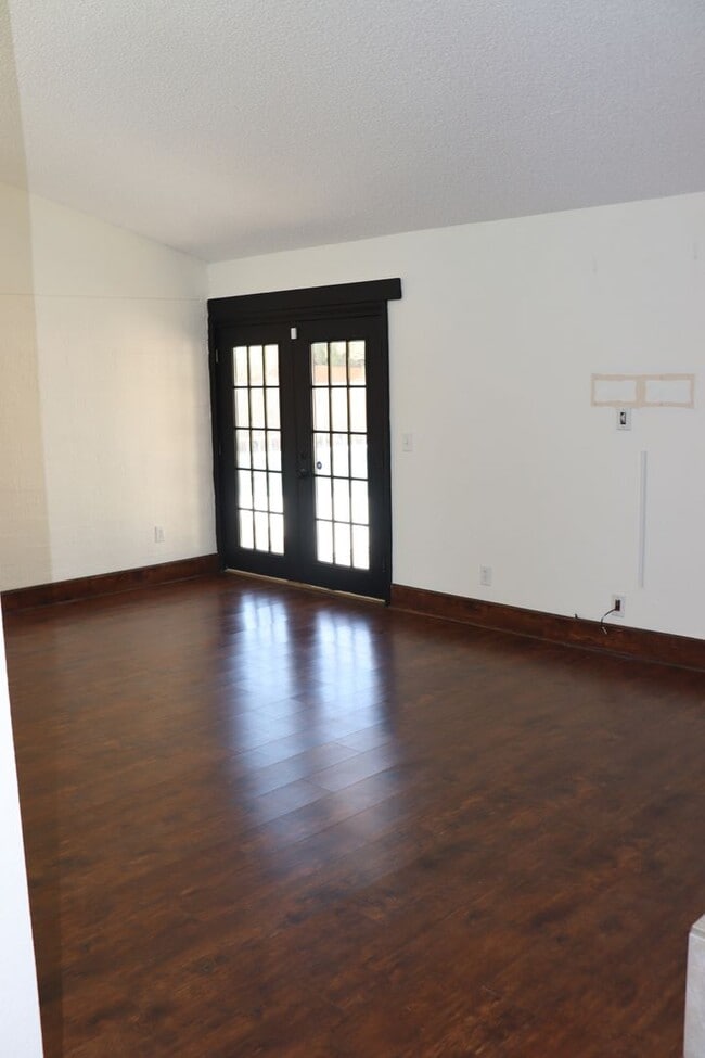 Building Photo - 5 Bedroom, 2 Bathroom