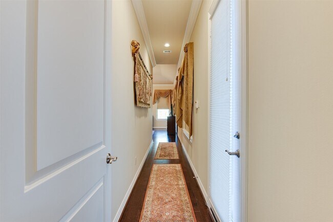 Building Photo - 2011 Flower Garden Ln