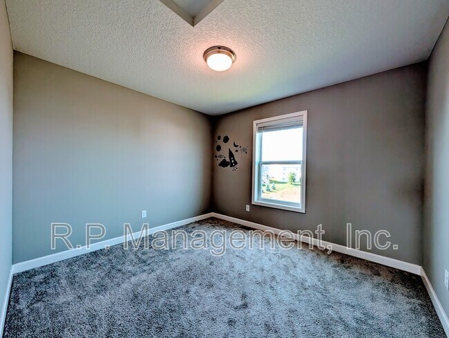 Building Photo - 9850 Glacial Valley Rd