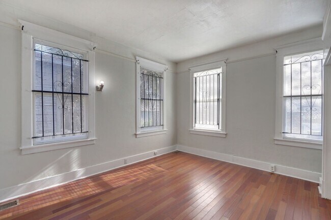 Building Photo - Large Historic Three (of four) Bedroom Apartment