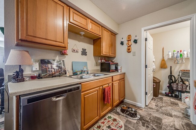 Building Photo - Leasing